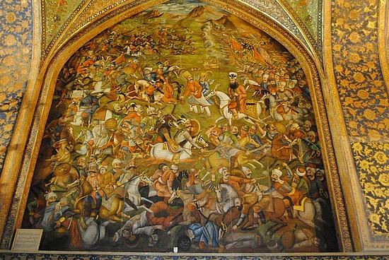تصویری از نقاشی‌ها و تزئینات داخلی تالار کاخ چهلستون که توسط رضا عباسی تزیین شده است