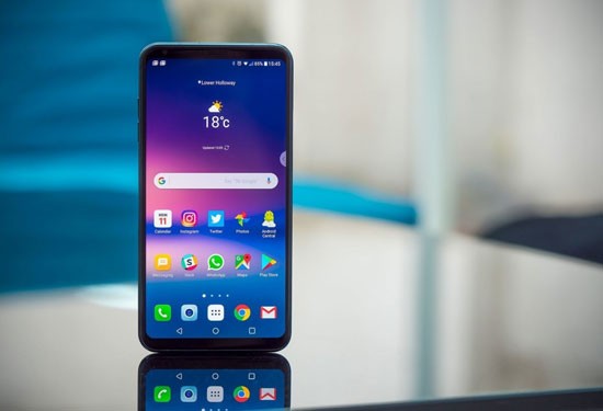 تست مقاومت بدنه ال جی V30 را ببینید