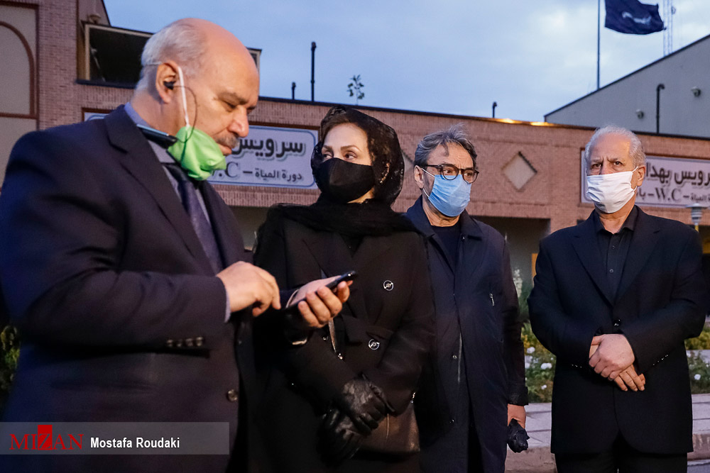 (تصاویر) همسر و فرزندان محمدرضا شجریان در مراسم وداع با پیکر استاد