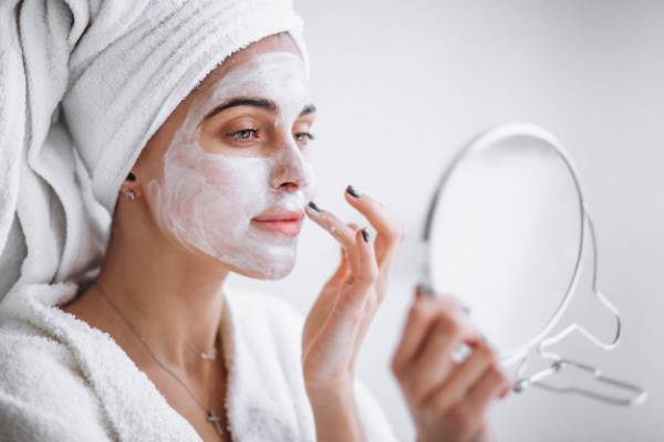 لایه برداری پوست صورت در خانه وکس صورت با مواد طبیعی