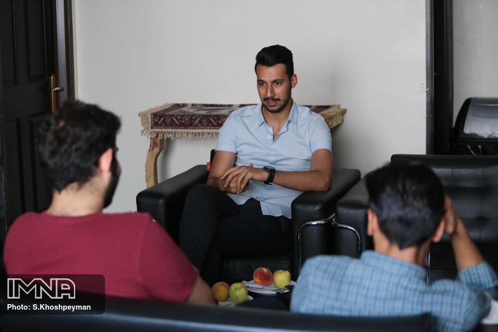 بعید می دانم فریدونی تا به حال فوتبال بازی کرده باشد/ چرا جایی نباشم که حقم بوده و هست