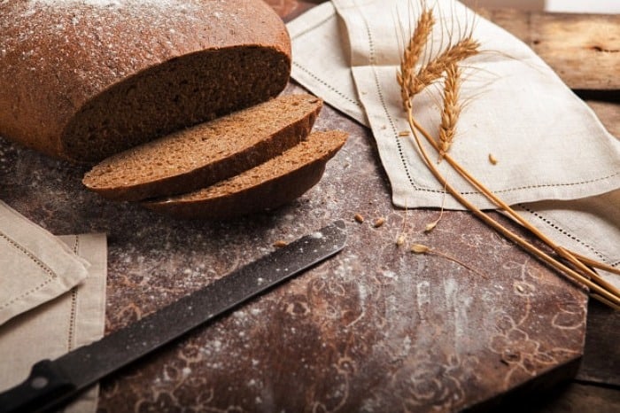 خواص و فواید نان جو برای صبحانه ارزش غذایی نان جو