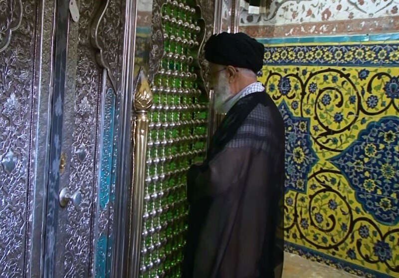 تصاویر متفاوت از رهبر انقلاب به همراه نوه شان در امامزاده علی ابن محمدباقر(ع)