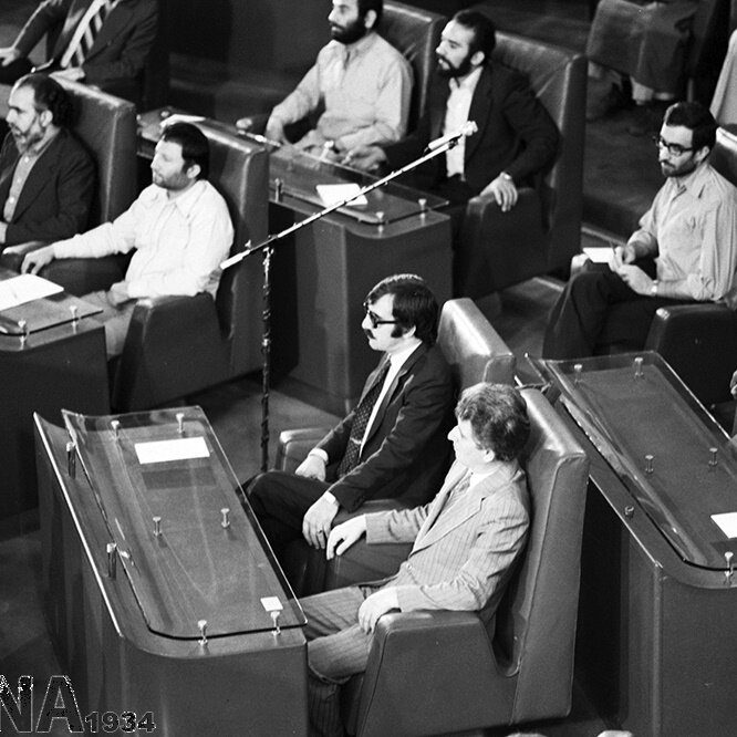 تصاویری از افتتاح مجلس شورای اسلامی در سال ۱۳۵۹/ از مهدی بازرگان و سحابی تا آیت‌الله هاشمی و شهید بهشتی