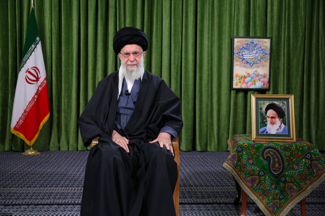 قابی که خستگی یک عمر را از بین برد / این نگارخانه‌ رنگ‌وبوی بهشت دارد