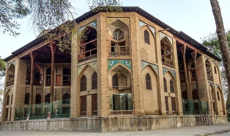 معرفی دیدنی‌ترین جاذبه‌های گردشگری اصفهان/از رمز و راز حمام «شیخ بهایی» تا معرفی مقبره ناشناخته شاعر معروف