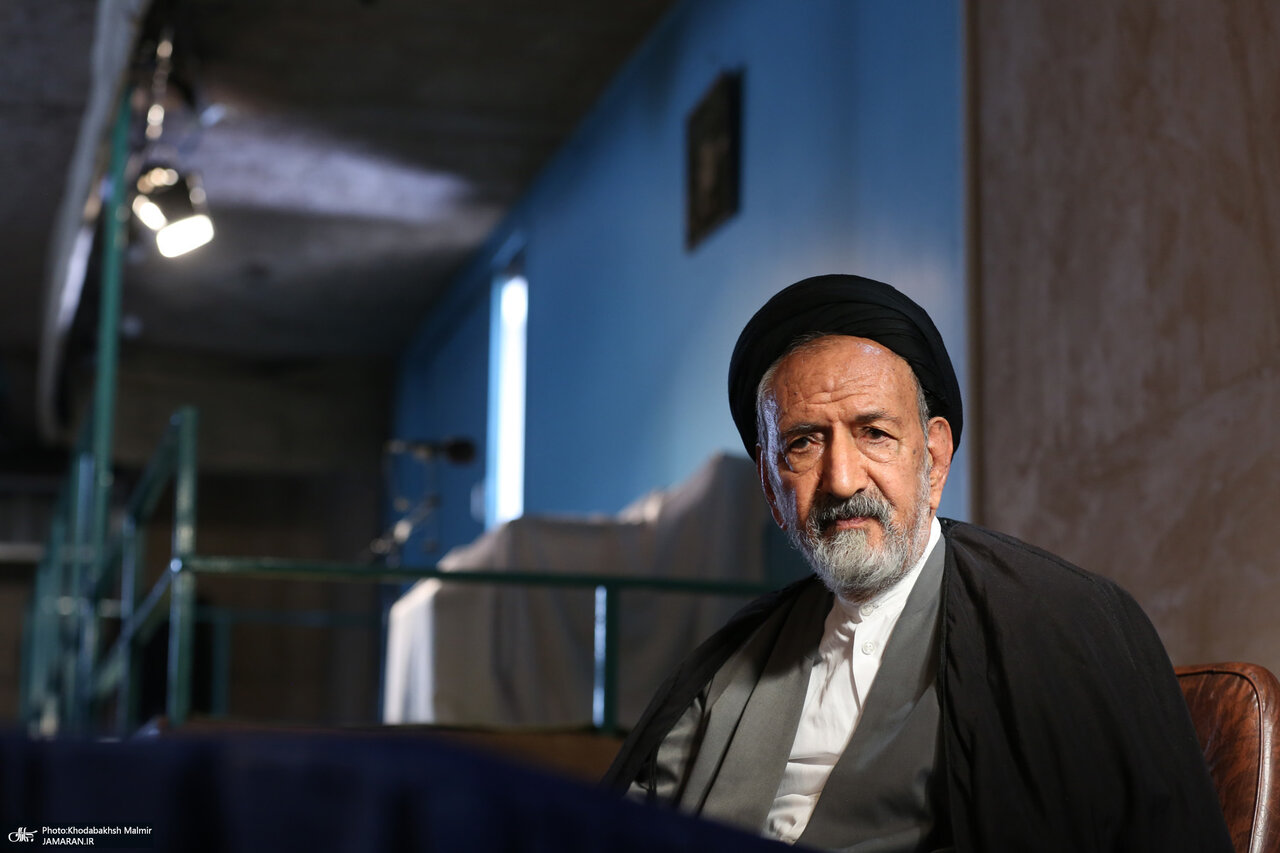 عکس دیده نشده از سیدحسن خمینی با پوششی متفاوت /سیدمحمد خاتمی وارد شد