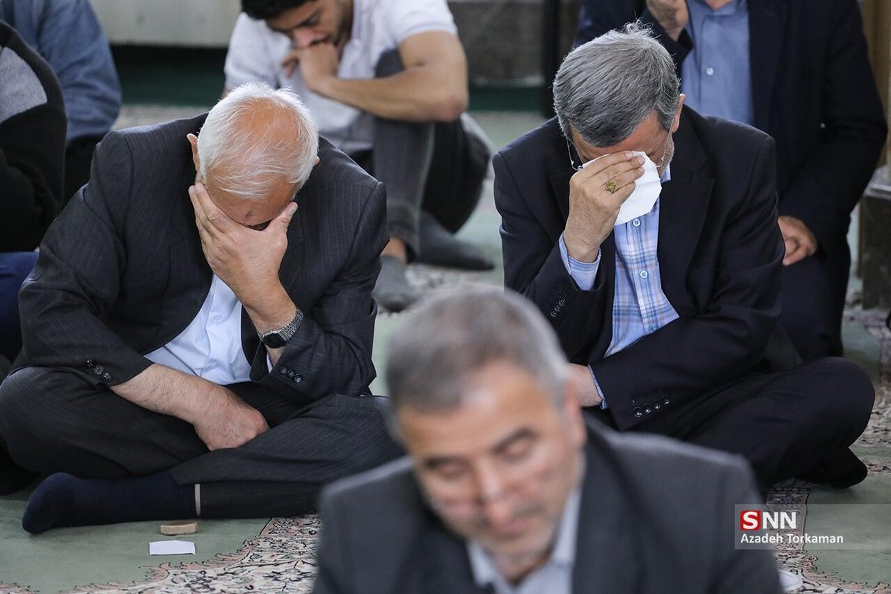 چهره احمدی نژاد بعد از عمل زیبایی پلک تغییر کرد؟ /گریه های او در یک مراسم +تصاویر