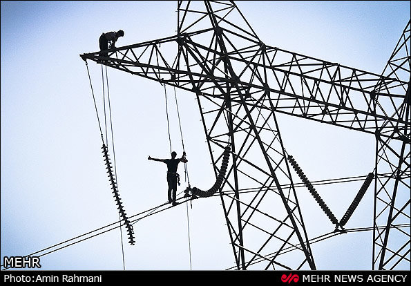 عملیات نجات روی دکل برق فشار قوی