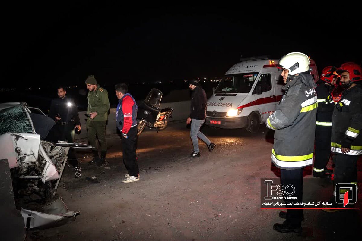 برخورد شدید خودروی پراید با جدول‌های بتنی اتوبان فرودگاه 