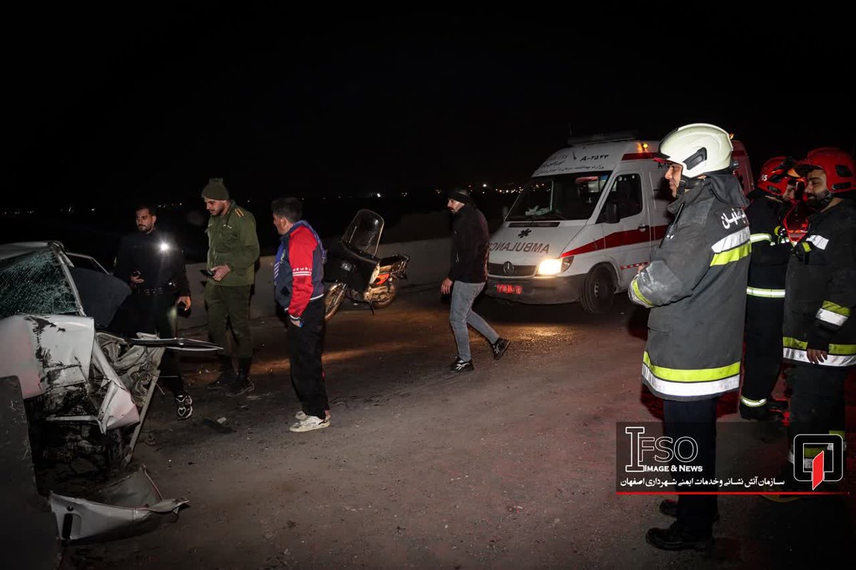 برخورد شدید خودروی پراید با جدول‌های بتنی اتوبان فرودگاه 