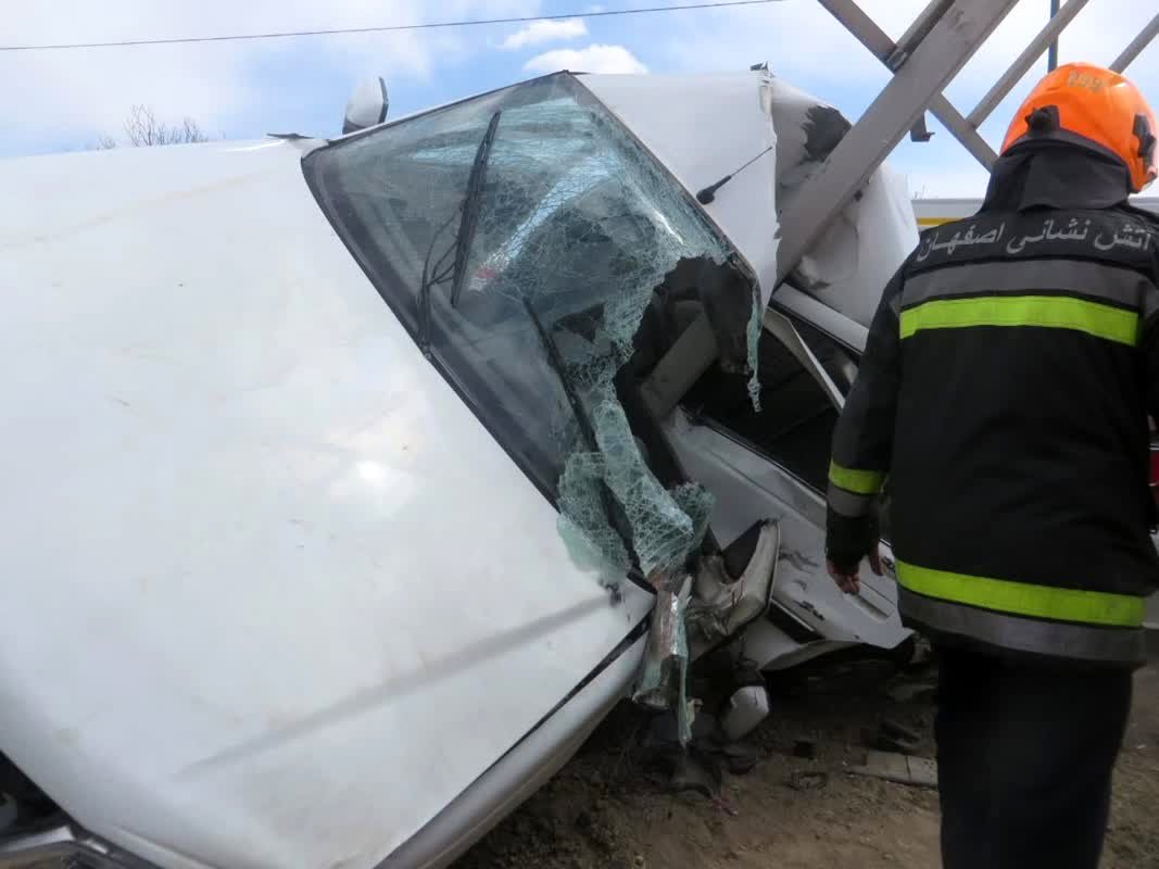 فرار مرد جوان از مرگ حتمی در تصادف اتوبان ذوب آهن+عکس