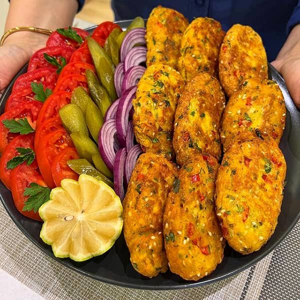 کوکوی مرغ و قارچ مجلسی با طعم پیازچه: دستور پختی سریع و بی‌دردسر
