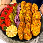 کوکوی مرغ و قارچ مجلسی با طعم پیازچه: دستور پختی سریع و بی‌دردسر
