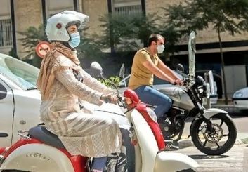 جان بانوان موتورسوار در  صف انتظار  گواهینامه