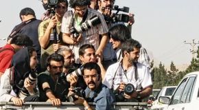 پشت دوربینی که اشک و لبخند یک ملت را ثبت می‌کند، اما خودش دیده نمی‌شود