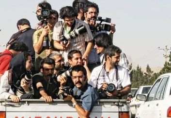 پشت دوربینی که اشک و لبخند یک ملت را ثبت می‌کند، اما خودش دیده نمی‌شود