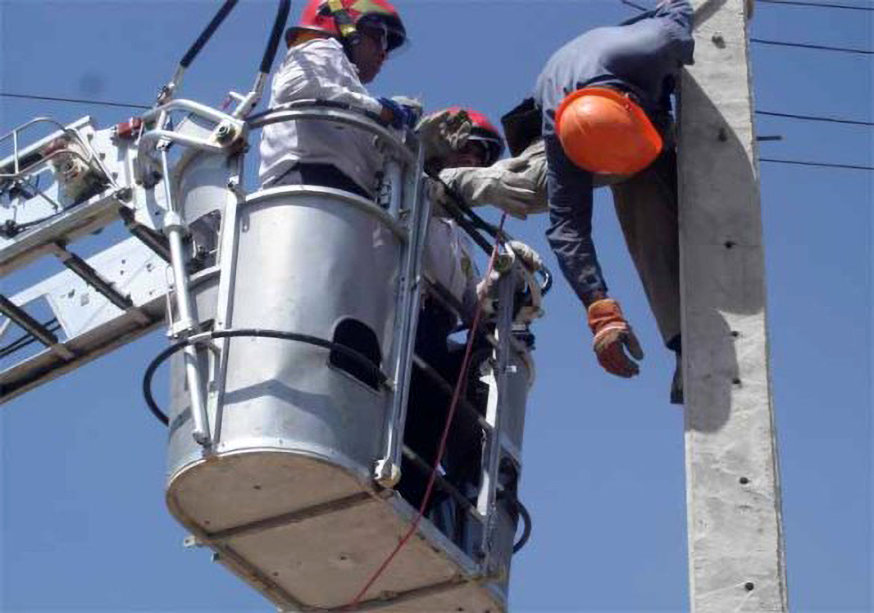 برق جان ۱۶ نفر را حین کار گرفت