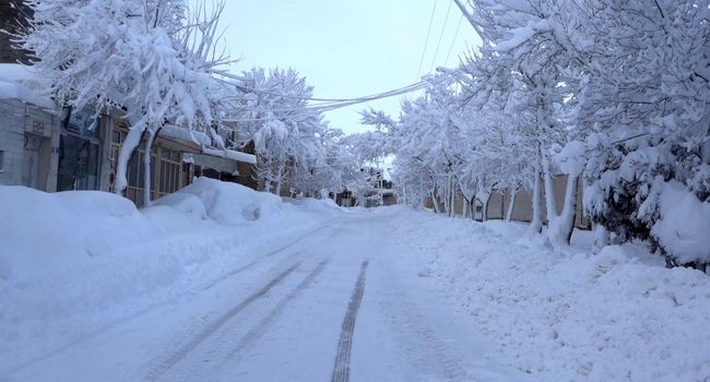 بحران برف در بام ایران؛ انسداد راه‌ ۱۱۰ روستا و گردنه کلوسه؛ آماده‌باش ۳۵۰ تیم امدادی در جاده‌های لغزنده