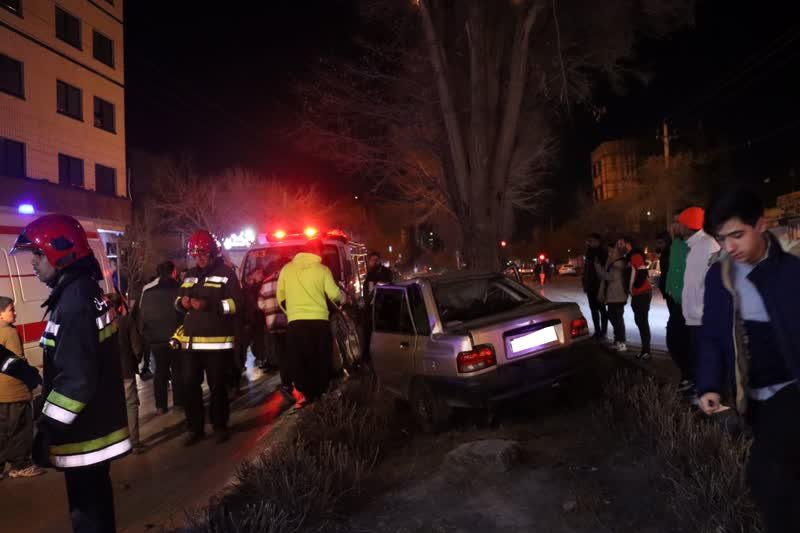 مصدومیت شدید راننده پراید در برخورد با درخت