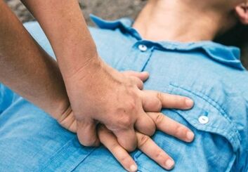 دانستن عملیات ساده احیای قلبی در شرایط بحران جنگ ضروری است  