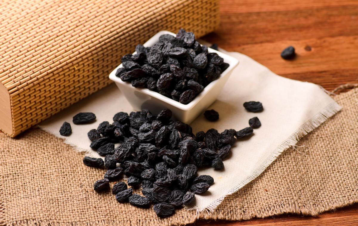 خواص و مضرات مویز | همه چیز درباره طبع، ارزش غذایی و مصرف درست مویز