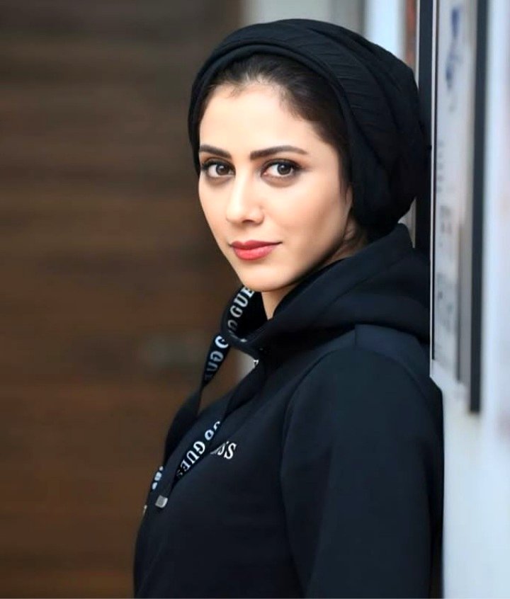 بیوگرافی مونا فرجاد از بازیگری تا شهرت با ناگفته های زندگی وی با عکس
