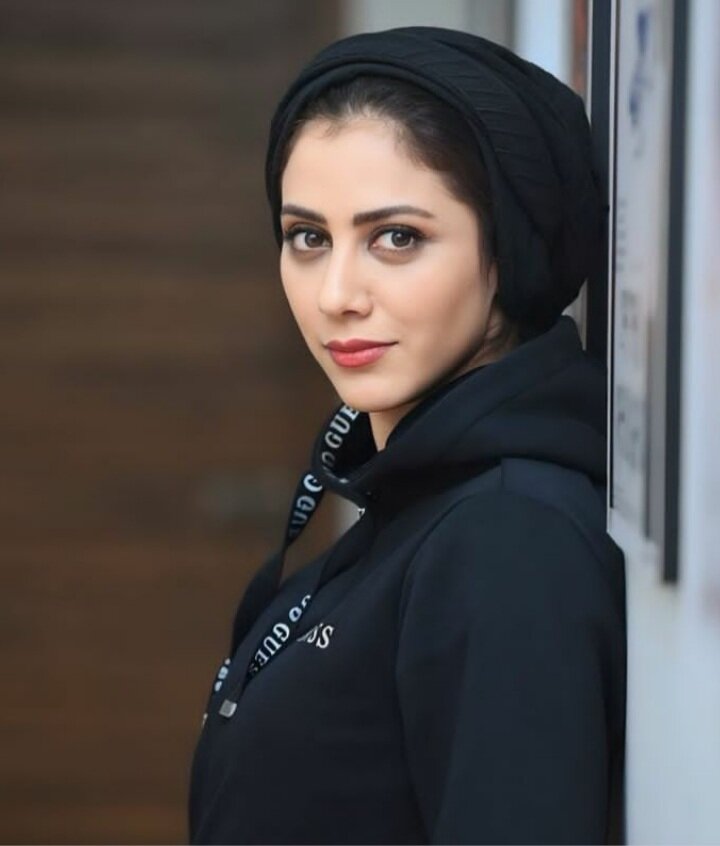 بیوگرافی مونا فرجاد از بازیگری تا شهرت با ناگفته های زندگی وی با عکس