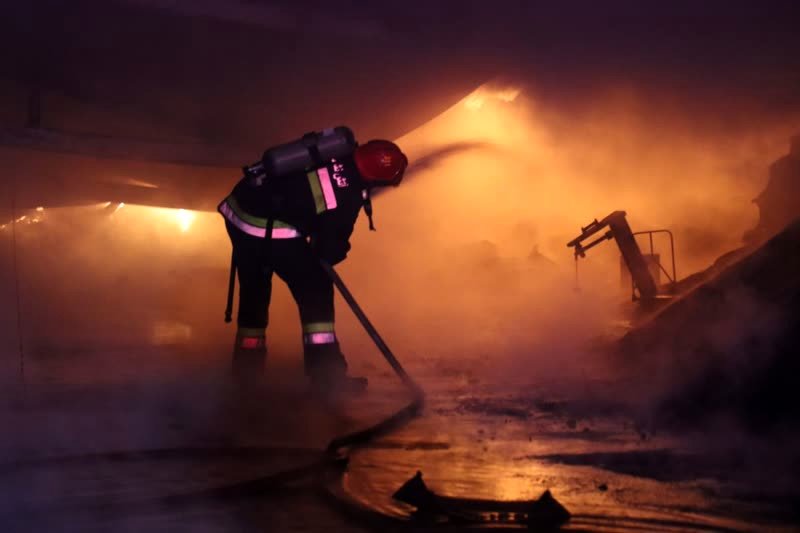 کارگاه تولید پلاستیک طعمه حریق گسترده شد+فیلم