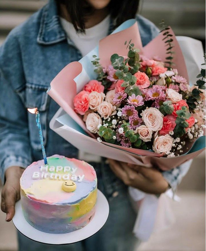 ۴۰ ژست عکس تولد دخترانه | ایده‌های شیک با چهره و بدون چهره در خانه، آتلیه و طبیعت