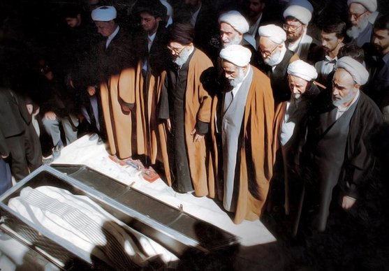 رهبر تاکنون بر پیکر کدام شخصیت‌ها اقامه نماز کردند؟ + عکس