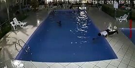 نجات معجزه آسای کودک ۳ ساله از غرق شدن+عکس و فیلم