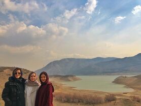 پریناز ایزدیار در کنارِ سارا بهرامی و ستاره پسیانی