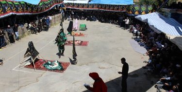 گردشگران اسپانیایی به تماشای تعزیه نشستند