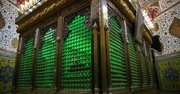 آیین عطرافشانی و گلاب شویی حرم شهید اردهال در کاشان با گلاب نیاسر برگزار شد