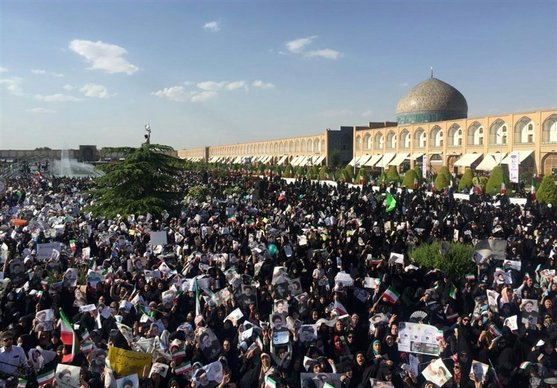 استقبال اصفهانی‌ها با شعار "سید با جسارت، برس به داد ملت" از رئیسی