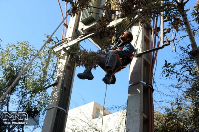 برق‌گرفتگی دو مامور اداره برق روی ترانس خیابان احمدآباد+عکس