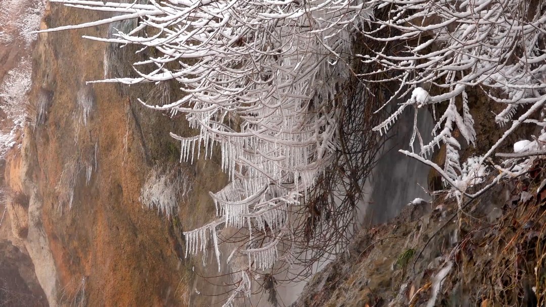 آبشار برفی زیبای تخت قَرَچه در مرکز شهر سمیرم