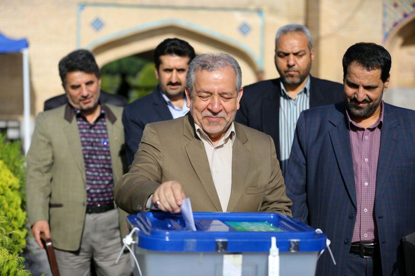 بازدید استاندار اصفهان از از شعب اخذ رأی در خمینی‌شهر و فلاورجان