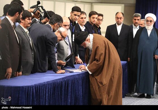 ویدئوی حضور رهبر معظم انقلاب پای  صندوق اخذ رای