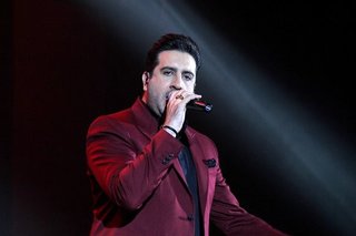 امید حاجیلی و اجرای موسیقی زنده در اصفهان