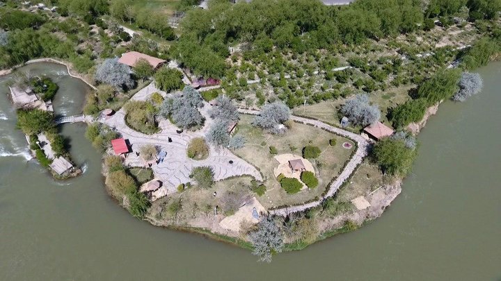 طعم خوش افطار با موسیقی زنده سنتی  در کنار زاینده رود