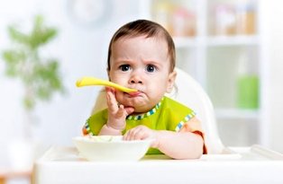 نوشیدن آبمیوه برای کودکان زیر یک سال ممنوع