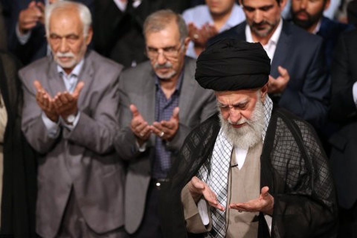 مراسم نماز جماعت ظهر و عصر به امامت امام خامنهای برگزار میشود