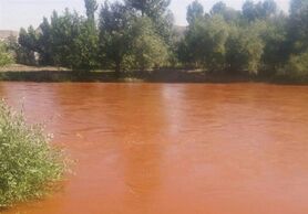فرماندار مبارکه: منبع ورود آب قرمز رنگ در دست بررسی است