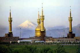 ماموران در حال خنثی‌سازی بمب
