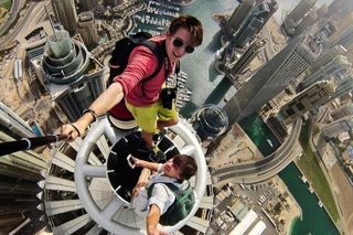 سلفی در مجازی، بحران در واقعیت