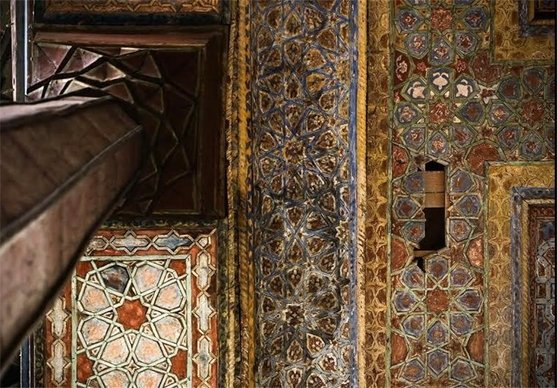 سقف ایوان کاخ چهل‌ستون اصفهان از داغ رطوبت پاک‌سازی می‌شود