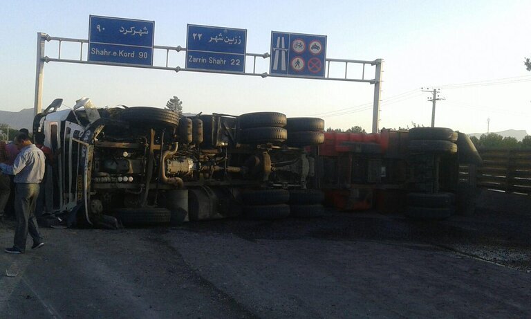 تصادف و واژگونی تریلی در اتوبان ذوب آهن
