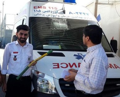 نجات معجزه‌آسای تکنسین‌ها در حادثه برخورد میله آهنی با شیشه آمبولانس